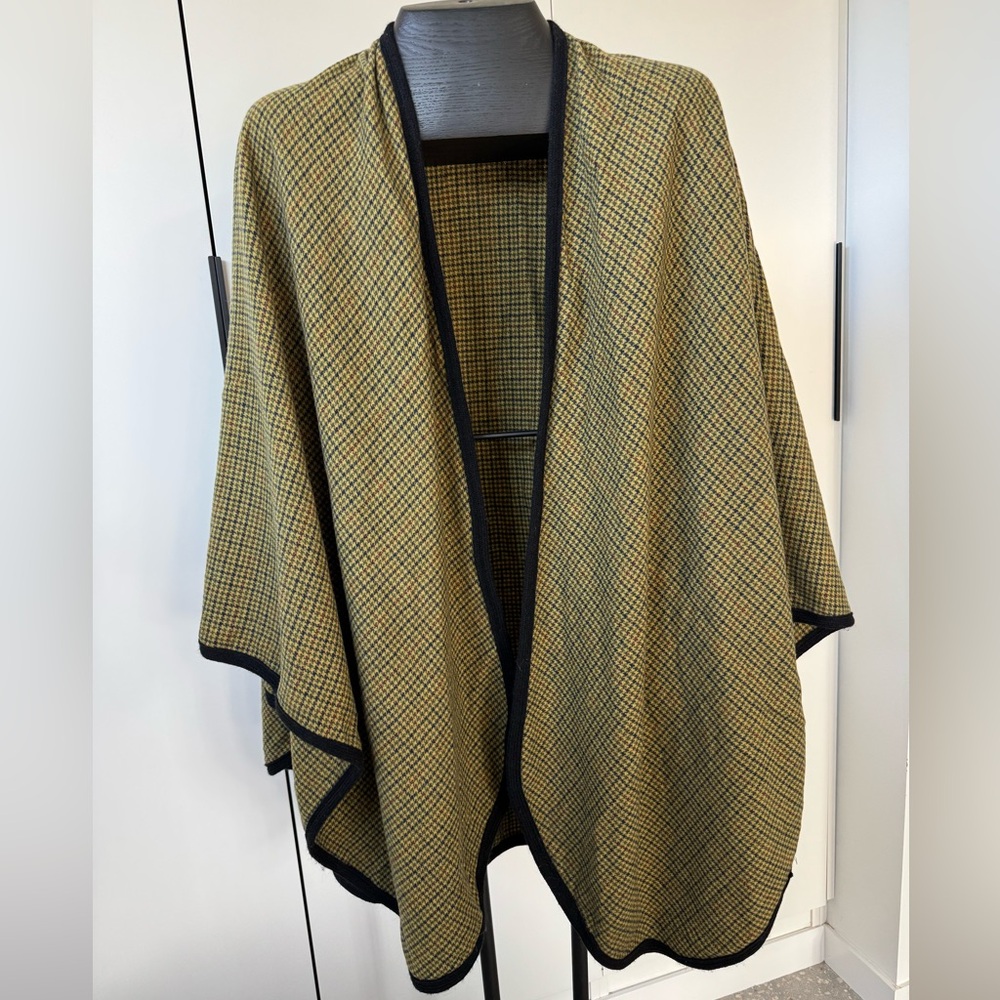 House of Scotland 100% Cashmere Check Plaid traveling Cape Poncho